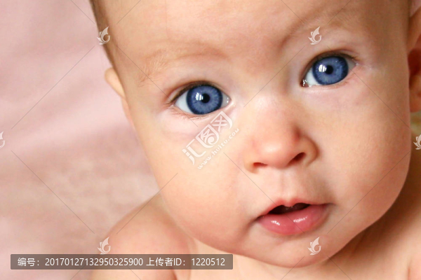 肚子上的小女孩