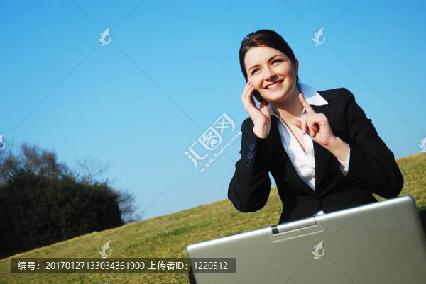 快樂的商人在戶外工作