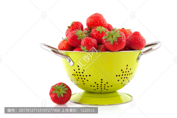 用漏勺草莓