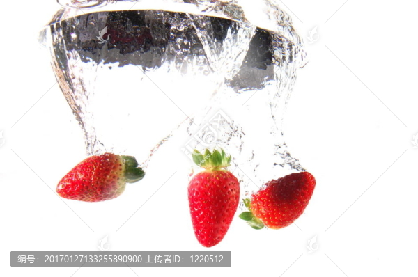 草莓在水
