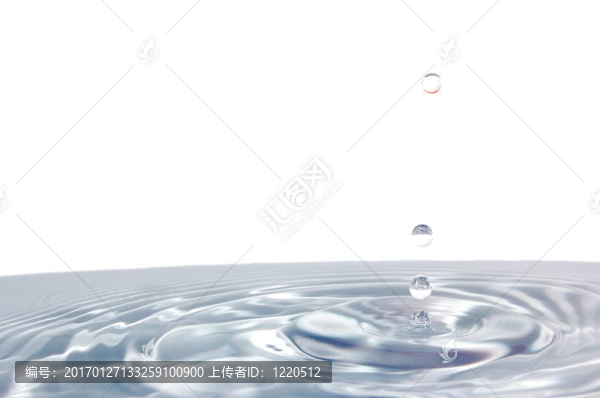 白色水滴上的水滴