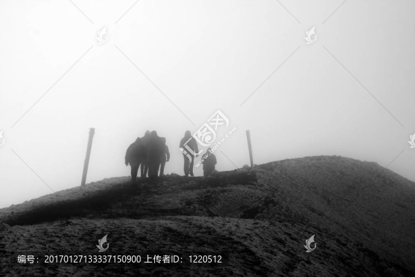 在陰暗的山上遠(yuǎn)足