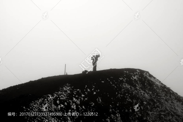 孤獨的旅行者在陰暗的山頂