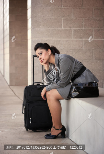 無聊的西班牙女人旅行者