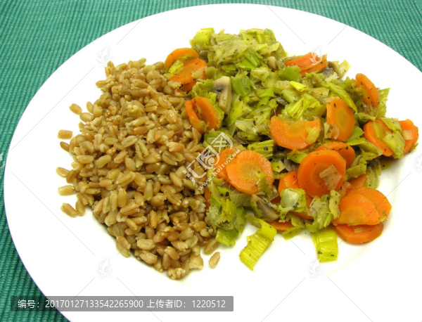 用碾碎的干小麥粒煮菜；胡蘿卜、韭菜