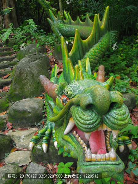 綠色的龍的雕像