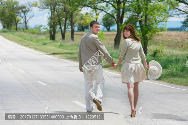 幸福的一對(duì)走在鄉(xiāng)村的路上