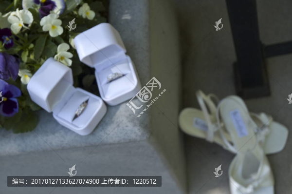 結(jié)婚戒指和鞋子