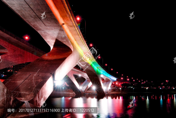 彩色的橋