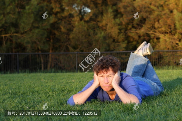高級(jí)女子躺在草地上不快樂