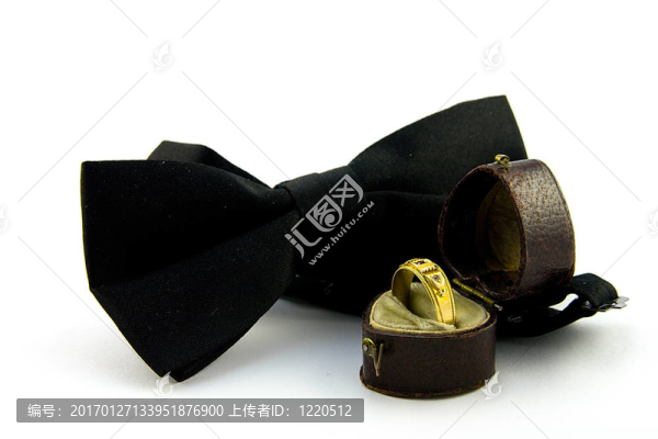 黑蝴蝶結(jié)和金戒指