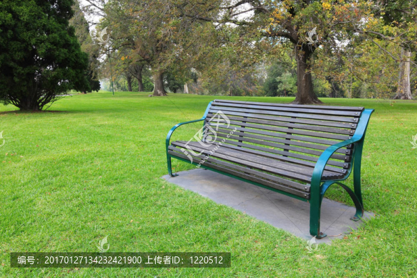 公園的長椅上