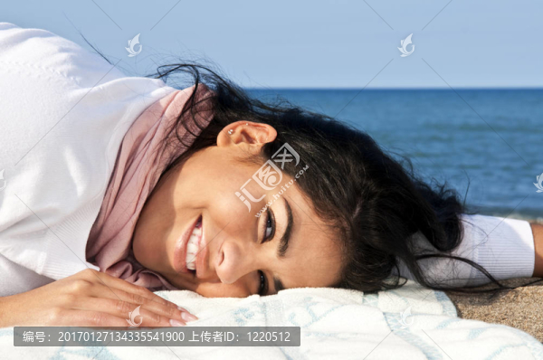 在海灘上的年輕的美洲土著婦女