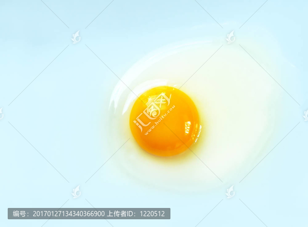 藍(lán)色背景上的生雞蛋