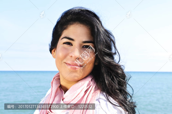 美麗的年輕女子在海灘