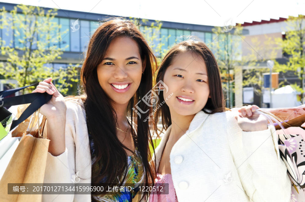 年輕的女朋友購物