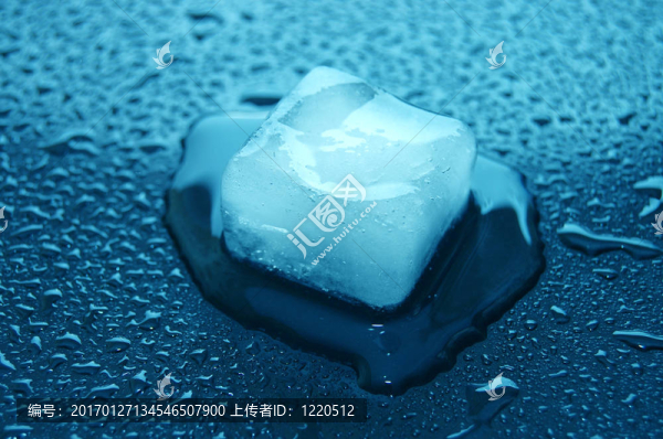 彩色冰塊融化在水中的反射