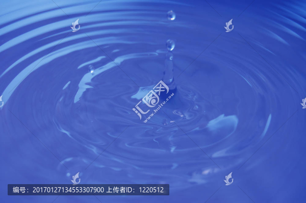 清潔的水和藍(lán)色的水