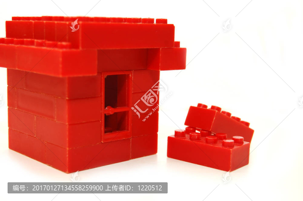 用紅色玩具積木建造的小房子