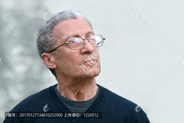 一個(gè)高級(jí)男人抬頭看