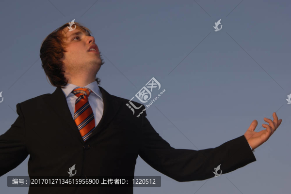 張開雙臂