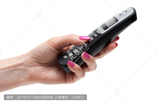 隨著電話的女人的手