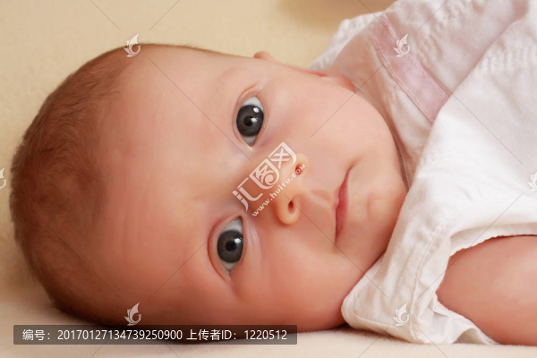 小女孩