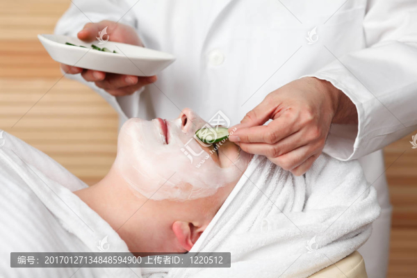 年輕女子得到水療治療