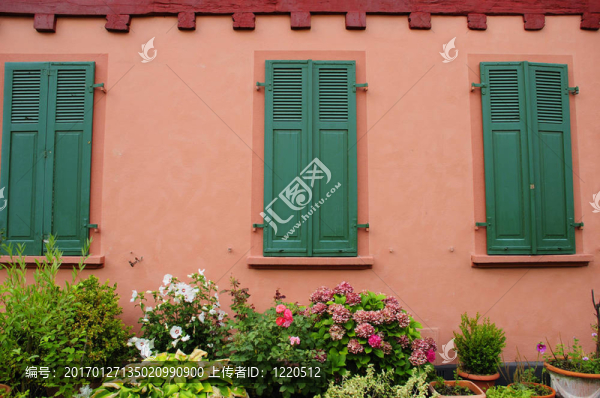 帶有封閉窗的田園詩般的老房子-匯圖網(wǎng) www.fosd68.com 帶有封閉窗的田園詩般的老房子