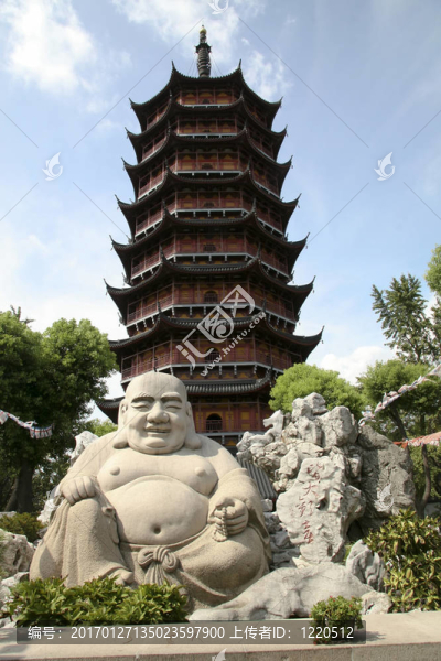 蘇州在中國(guó)寶塔前的佛像的微笑