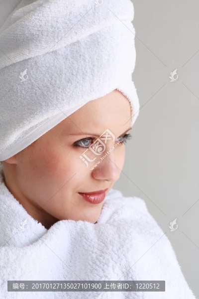 誘人的年輕女人用毛巾