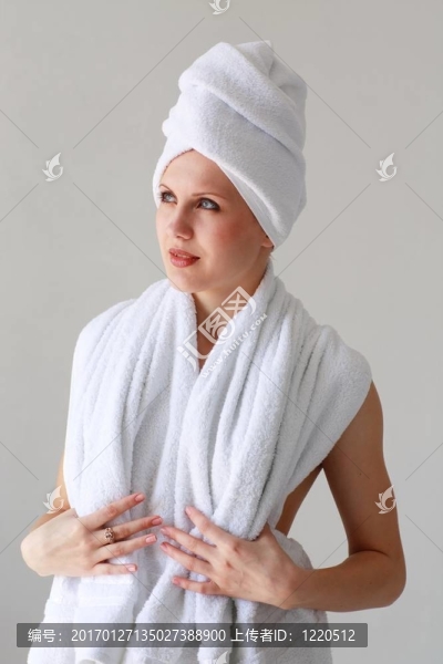 用毛巾上的女人的灰色背景
