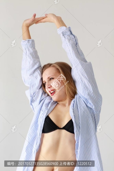 灰色背景上的打哈欠的女人