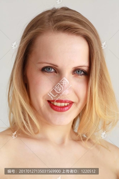 微笑的年輕女人