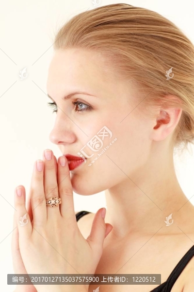 女人祈禱