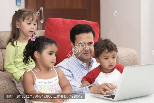 父親和他的孩子們玩耍