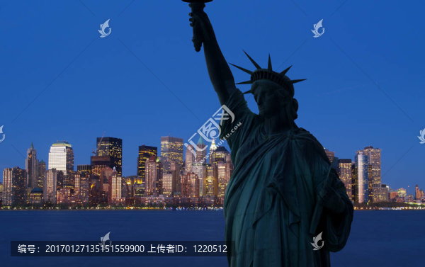 自由女神像和曼哈頓天際線