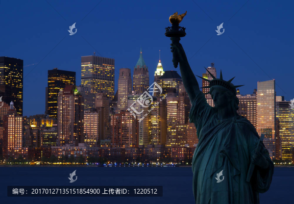 自由女神像和曼哈頓天際線