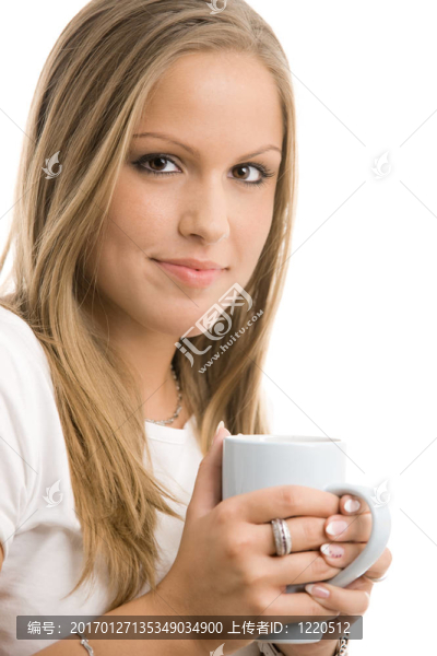 年輕的女人喝咖啡