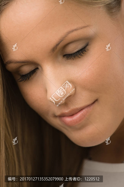 閉著眼睛的女人