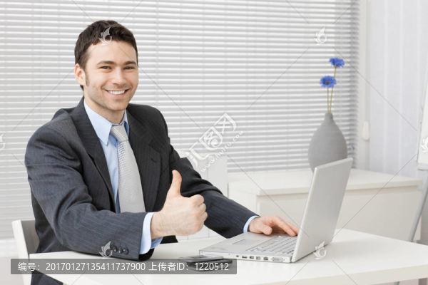 快樂成功的商人