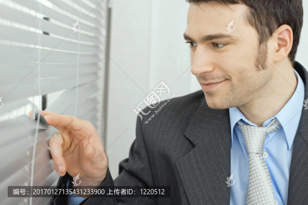 商人望著窗外