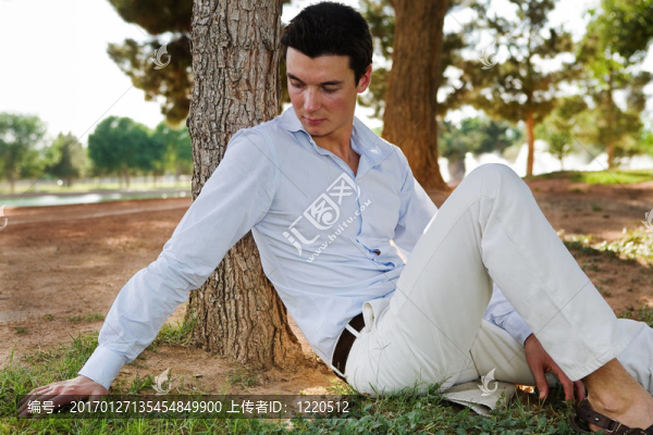 坐在樹(shù)下的男人