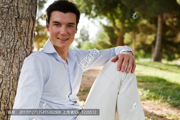 坐在樹(shù)下的男人-匯圖網(wǎng) www.fosd68.com 坐在樹(shù)下的男人