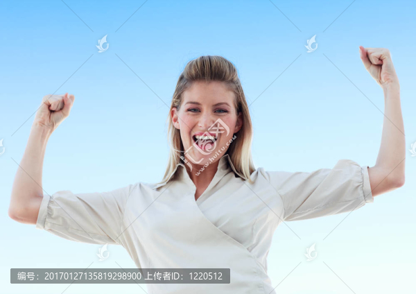 快樂的女商人在藍(lán)色的天空