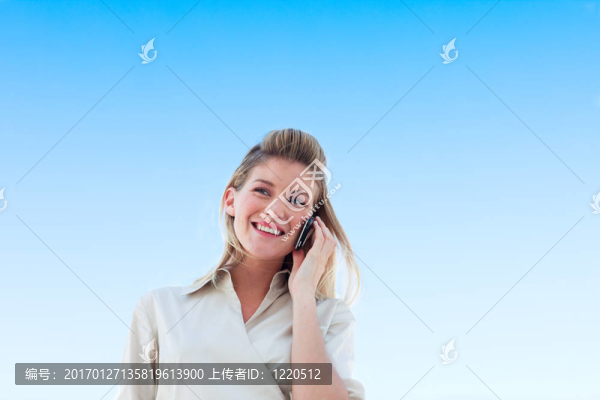 年輕的商人在打電話