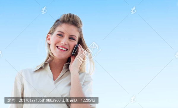 美麗的女孩在電話上說
