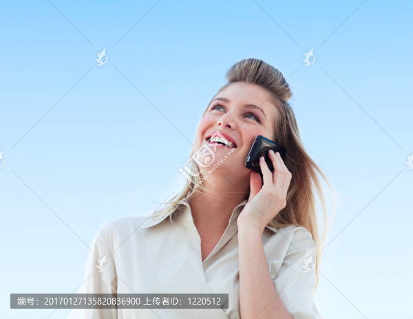 年輕的商人在打電話