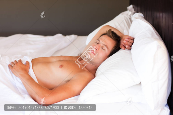 有魅力的男人在床上放松