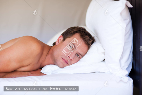 有魅力的男人在床上放松